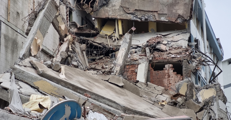 Malatya'da ağır hasarlı 7 katlı bina kendiliğinden çöktü